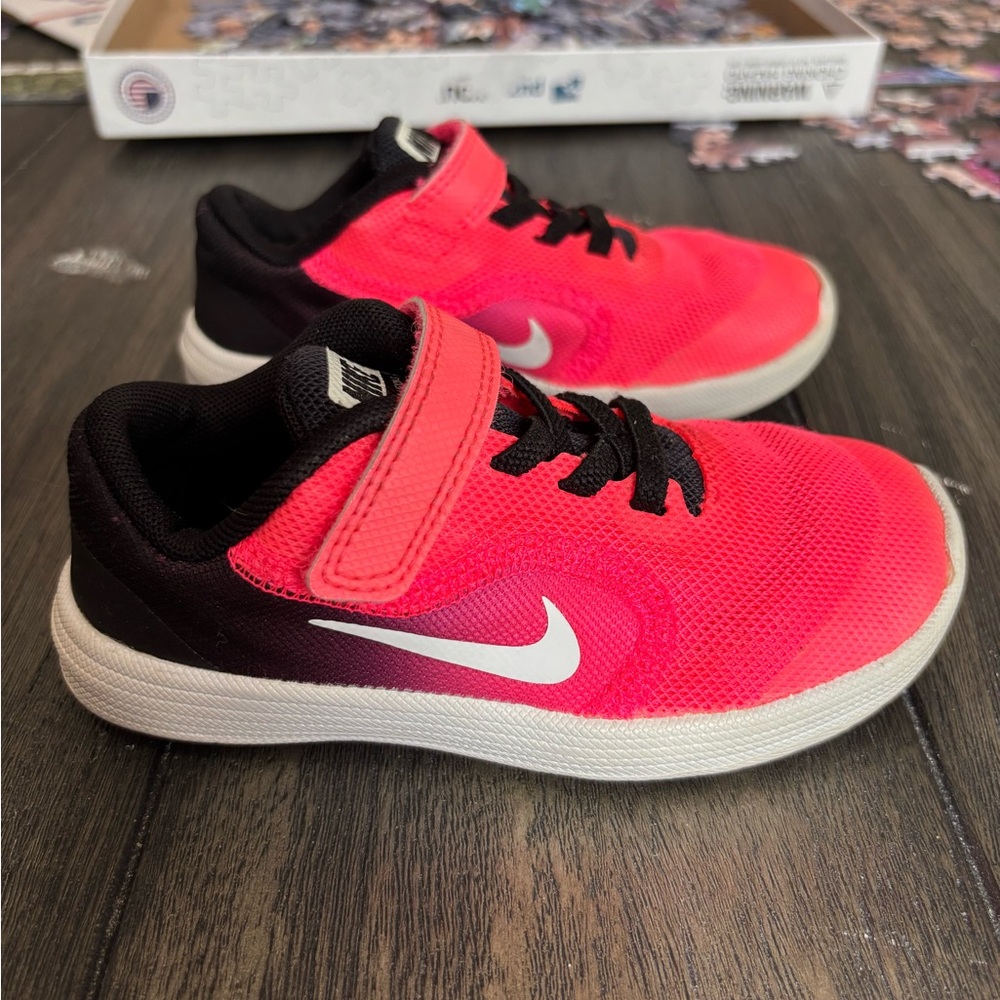 Nike Pink and Black Sneakers with Breathable Mesh - Picture 3 of 9